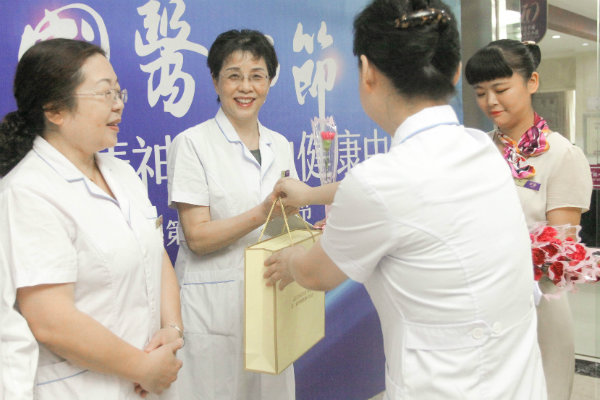 武漢真愛醫(yī)院慶祝第二屆中國(guó)醫(yī)師節(jié)