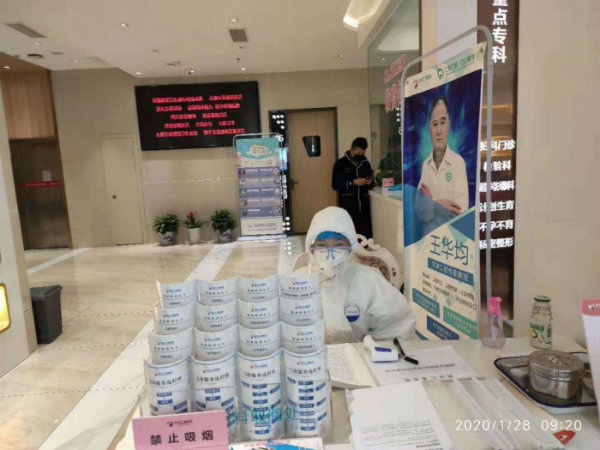 武漢仁愛醫(yī)院22歲的護(hù)士遞上了入黨申請書