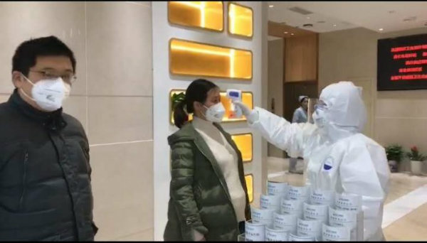 武漢仁愛醫(yī)院22歲的護(hù)士遞上了入黨申請書