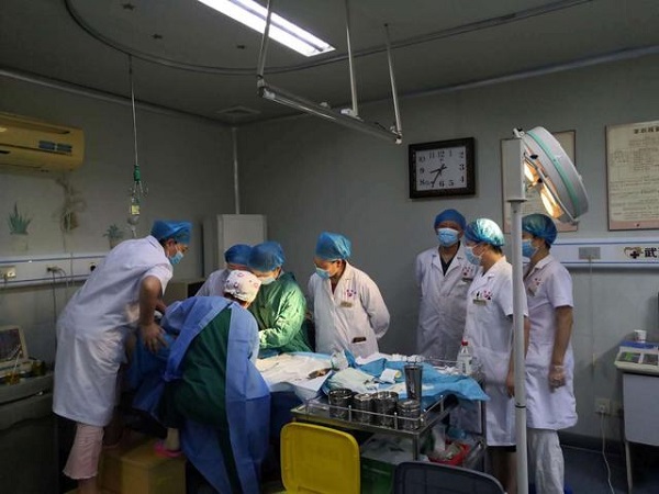 胎兒太調(diào)皮，竟在媽媽肚子里面將臍帶打了個(gè)結(jié)！