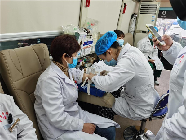 血源告急,武漢仁愛醫(yī)院白衣天使忙獻血
