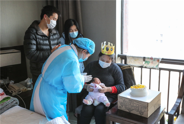 疫情期間，孫木英給滯留在漢的新生兒舉辦滿月趴