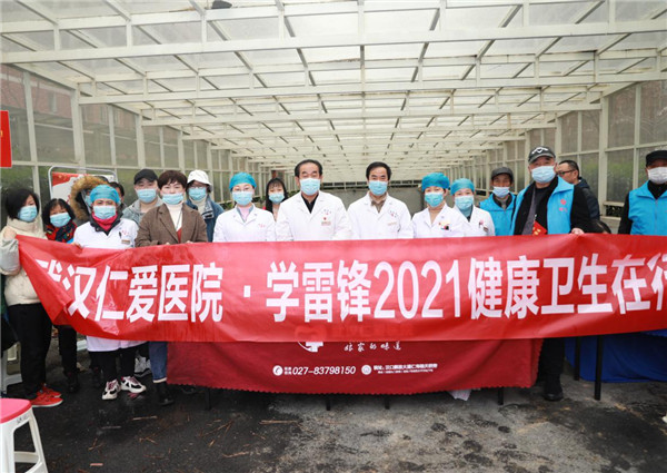 硚口區(qū)衛(wèi)生健康執(zhí)法大隊黨支部書記、大隊長劉學親臨現(xiàn)場指導